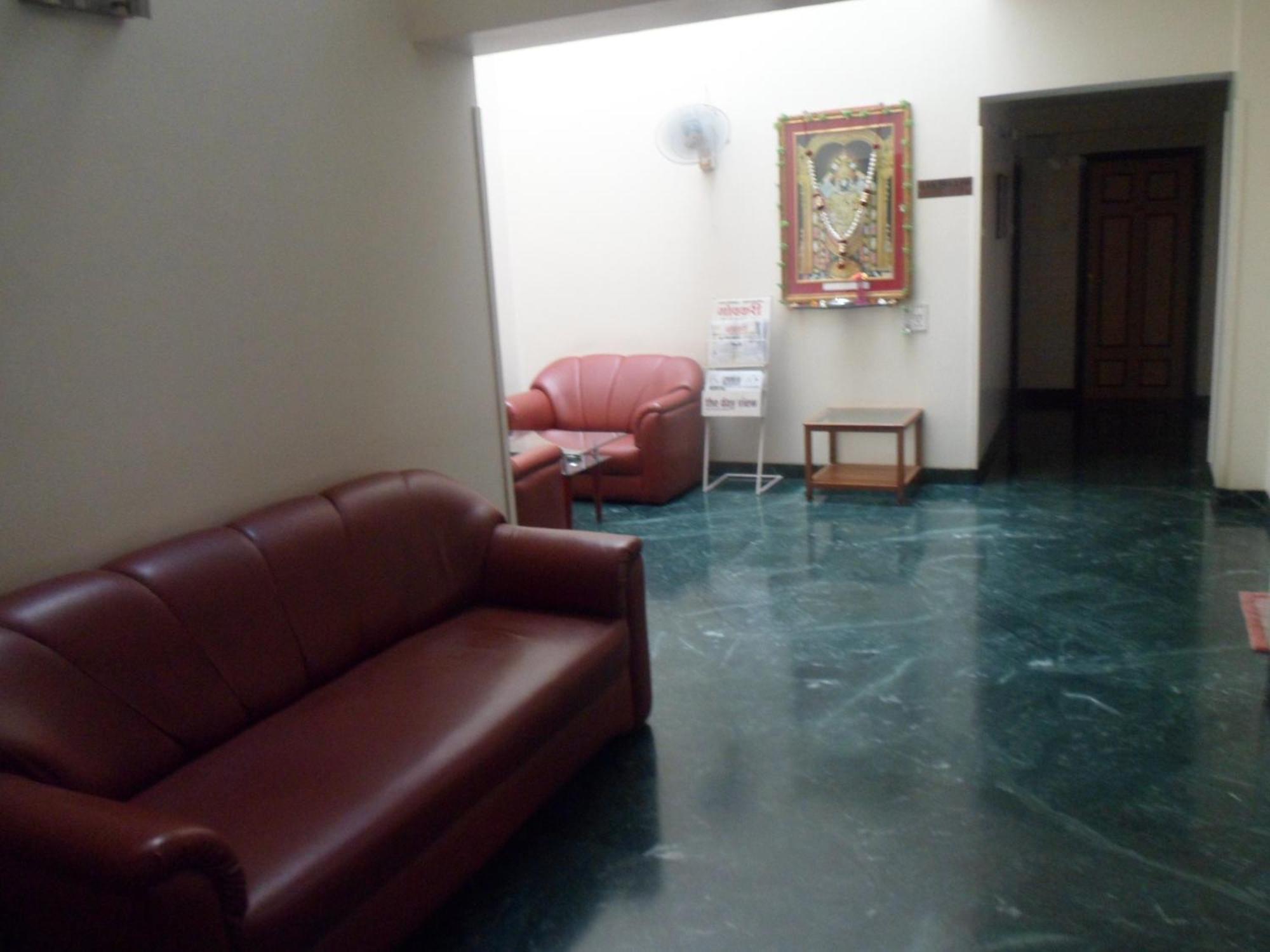 Hotel Pooja International Nászik Kültér fotó