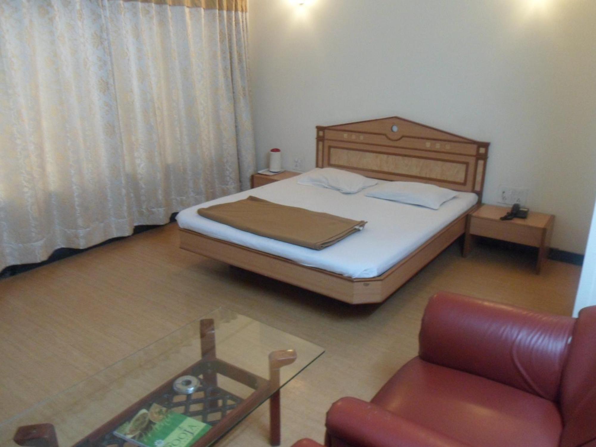 Hotel Pooja International Nászik Szoba fotó