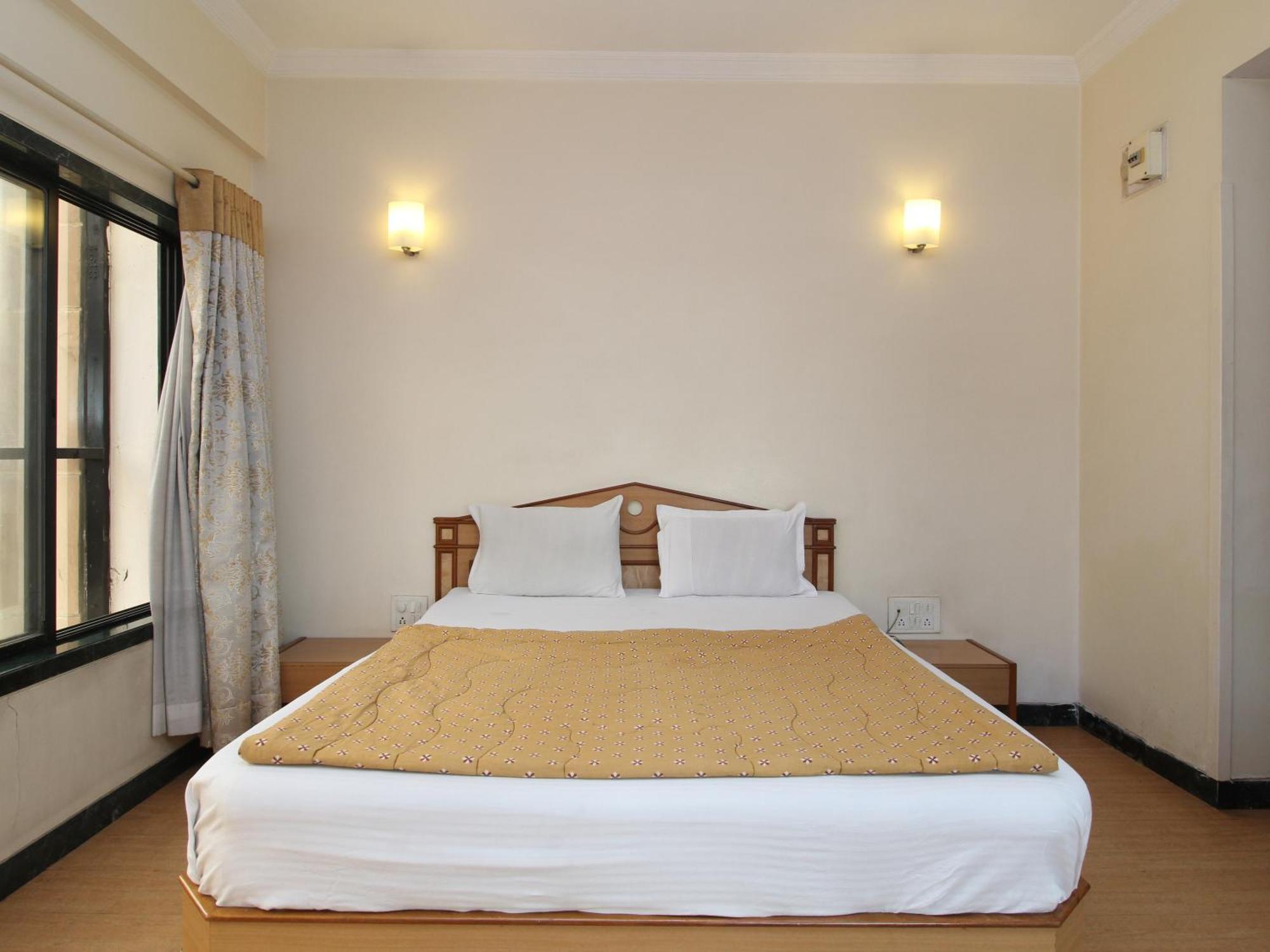 Hotel Pooja International Nászik Kültér fotó