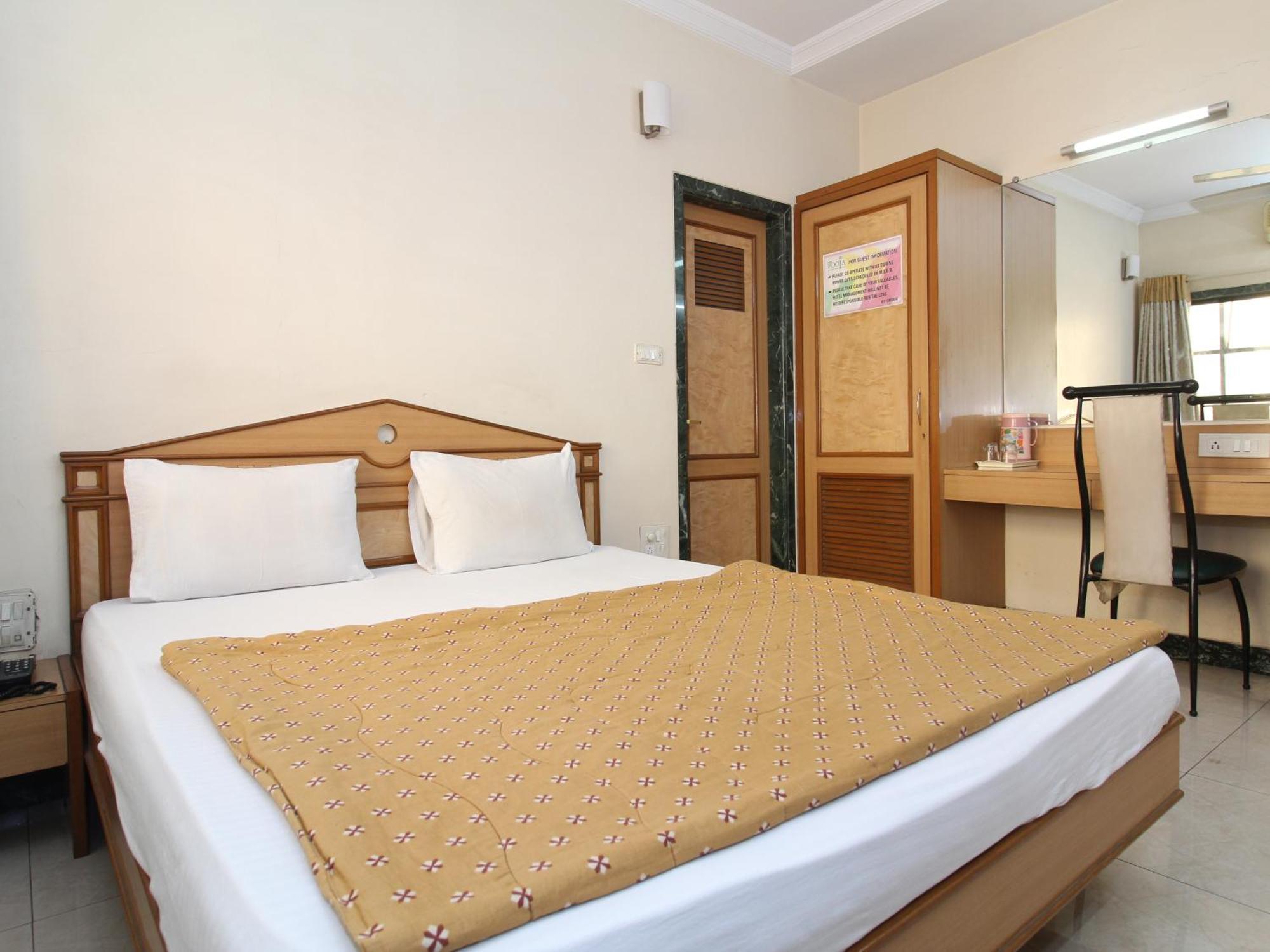 Hotel Pooja International Nászik Kültér fotó